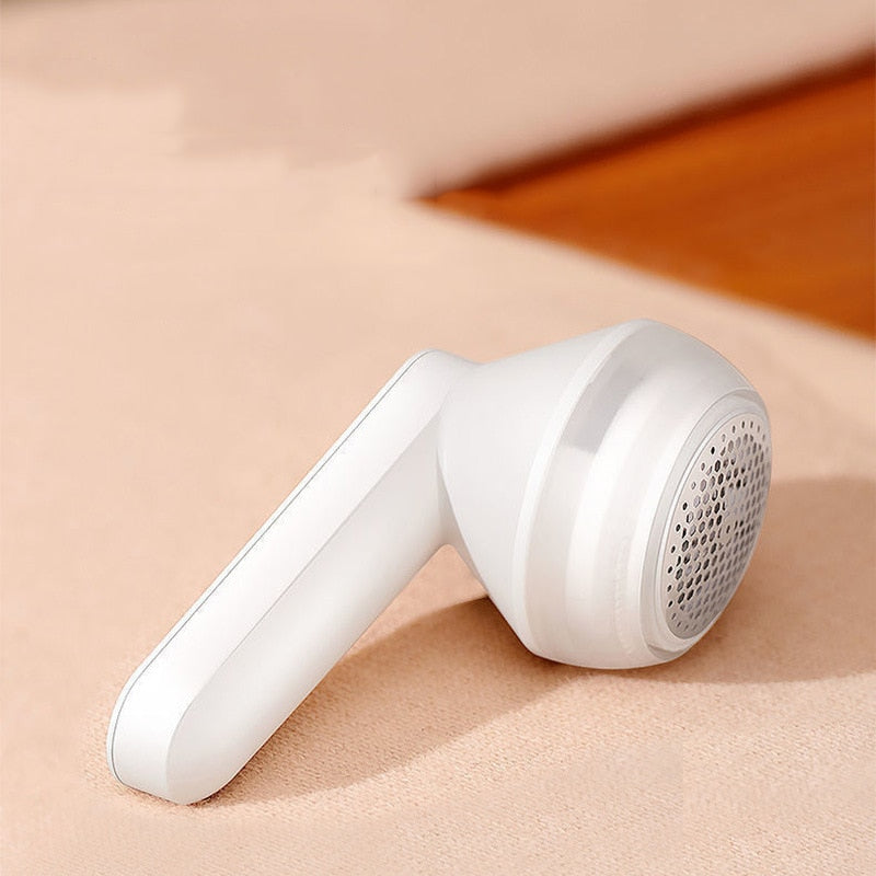 Maqiato | Rechargeable Fabric Shaver in White